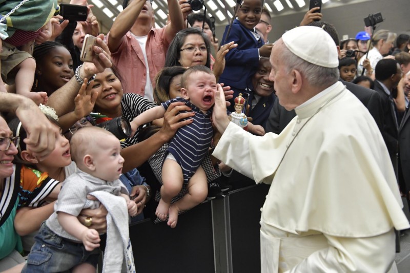 La imagen tiene un atributo ALT vacío; su nombre de archivo es Papa-Francisco-bendice-ninos-en-Plaza-de-San-Pedro.jpeg